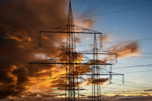 Gökyüzüne Karşı Çarpıcı Bulutlu Yüksek Voltajlı Elektrik Direkleri — Stok fotoğraf