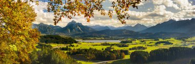 Sonbaharda dağ sırası ve göl ile kırsal araziye panoramik manzara