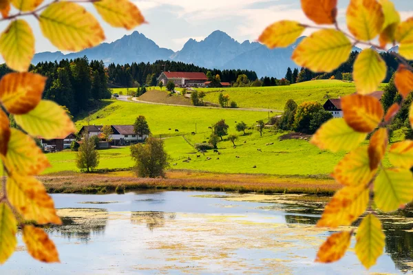 Panoramablick Auf Ländliche Landschaft Mit Bergkette Und See Herbst — Stockfoto