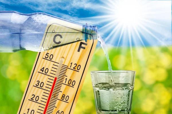 Hőmérő Magas Hőmérsékletet Mutat Nyári Melegben Palackban Vízzel Ivópohárral — Stock Fotó