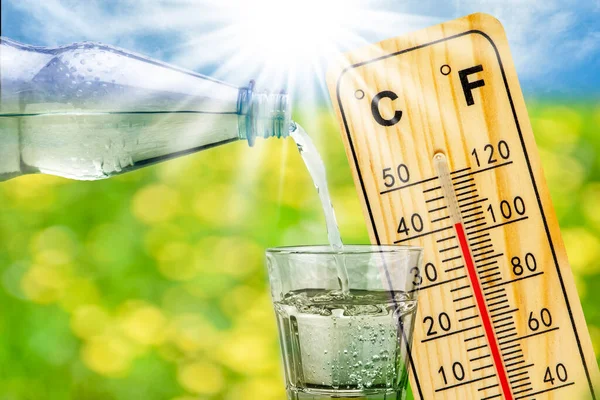 Termometer Visar Hög Temperatur Sommar Värme Och Flaska Med Vatten — Stockfoto