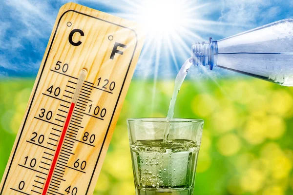 Thermometer Shows High Temperature Summer Heat Bottle Water Drinking Glass — Stock Photo, Image