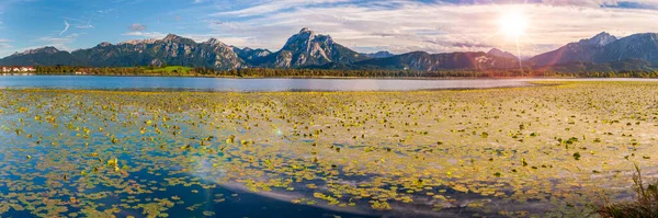 秋には山脈と湖が広がる田園風景へのパノラマビュー ロイヤリティフリーのストック写真