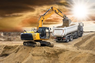  Kazıcı çalışıyor ve inşaat alanında kazı yapıyor