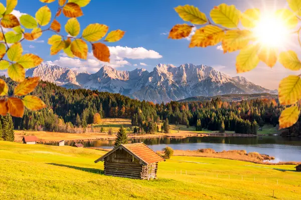 秋には山脈と湖が広がる田園風景へのパノラマビュー — ストック写真