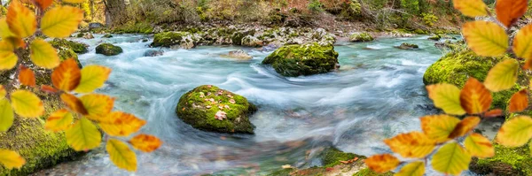 秋に白い野生の水とカスケードが付いている深い峡谷 — ストック写真