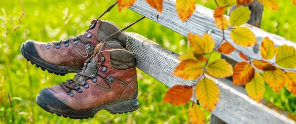 Botas Senderismo Colgando Banco Otoño —  Fotos de Stock