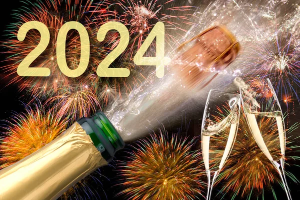 Buntes Feuerwerk Und Knallender Champagner Silvester 2024 Stockbild