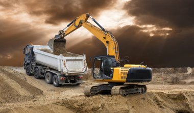 Kazıcı çalışıyor ve inşaat alanında kazı yapıyor