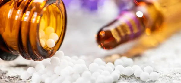 Medicina Homeopática Alternativa Con Píldoras Herbales Imagen de stock