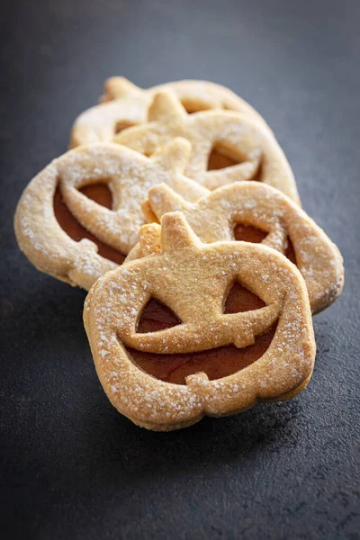 Ciasteczka Linzer Kształcie Dyni Halloween Czarnym Stole — Zdjęcie stockowe