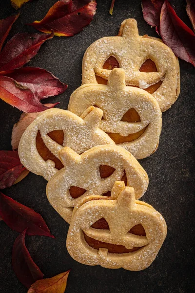 Biscuits Linzer Forme Citrouille Halloween Sur Table Noire Vue Dessus — Photo