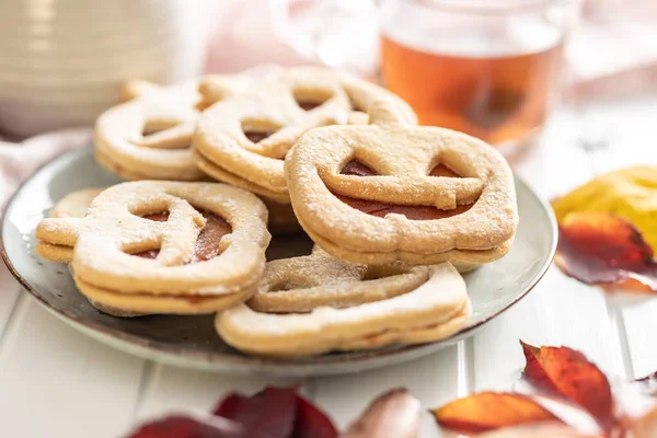 Linzer Cookies Form Halloween Pumpa Det Vita Bordet — Stockfoto