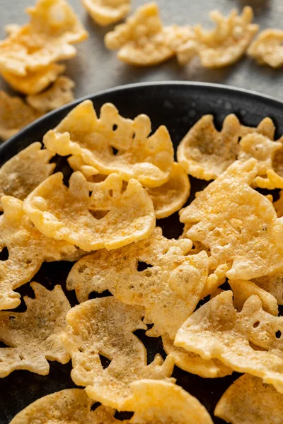 Halloween Krispiga Bat Formade Chips Plattan — Stockfoto