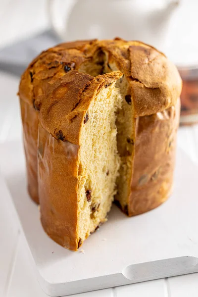 Świąteczne Ciasto Panettone Włoski Słodki Chleb Białym Stole Kuchennym — Zdjęcie stockowe