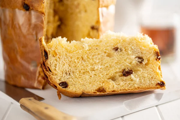 Panettone Kerstcake Italiaans Zoet Brood Witte Keukentafel — Stockfoto