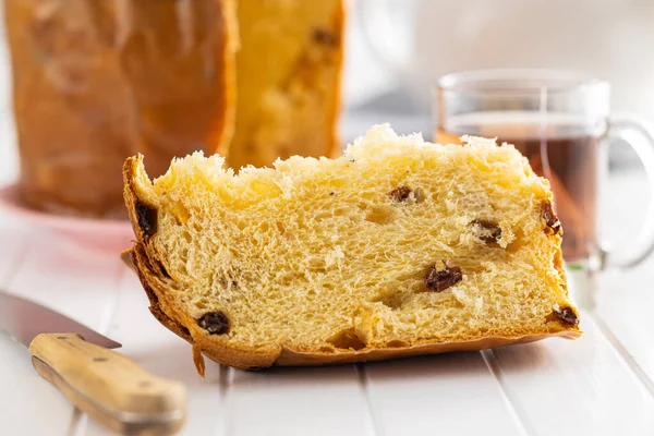 Świąteczne Ciasto Panettone Włoski Słodki Chleb Białym Stole Kuchennym — Zdjęcie stockowe