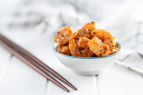 Crevettes Tigrées Grillées Dans Bol Sur Table Blanche — Photo