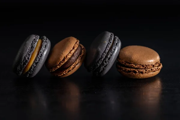 Süßes Macaron Dessert Auf Dem Schwarzen Tisch — Stockfoto