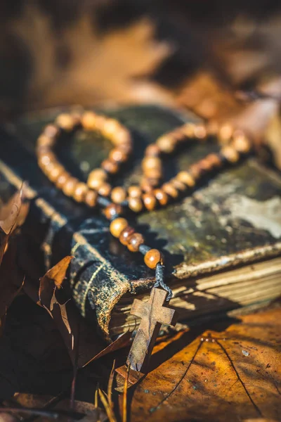 Ξύλινες Χάντρες Κομπολόι Και Αγία Γραφή Βιβλίο Που Βρίσκεται Στα — Φωτογραφία Αρχείου