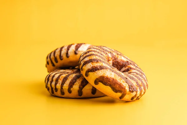 Ντόνατ Επικάλυψη Σοκολάτας Και Καραμέλας Στο Κίτρινο Φόντο — Φωτογραφία Αρχείου