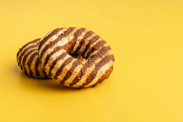 Ντόνατ Επικάλυψη Σοκολάτας Και Καραμέλας Στο Κίτρινο Φόντο — Φωτογραφία Αρχείου
