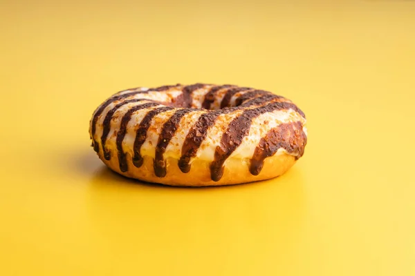 Donut Chocolat Glaçage Caramel Sur Fond Jaune — Photo