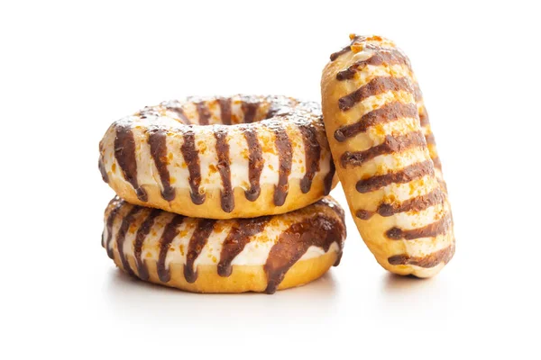 Donuts Mit Schokolade Und Karamellglasur Isoliert Auf Weißem Hintergrund — Stockfoto