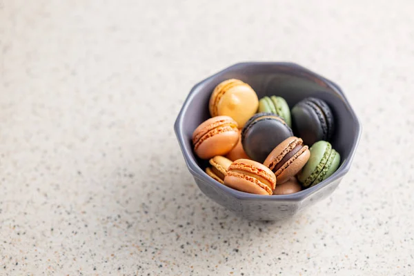 Doce Sobremesa Macaron Macarons Coloridos Tigela Mesa Cozinha — Fotografia de Stock