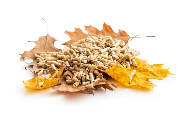 Holzpellets Und Herbstblätter Isoliert Auf Weißem Hintergrund — Stockfoto