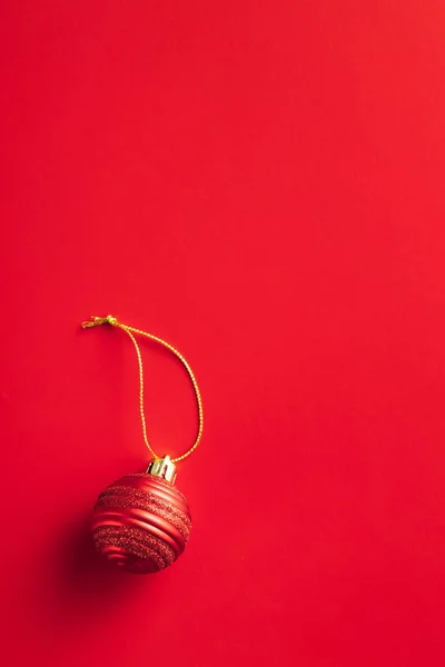 Červená Vánoční Ozdoba Vánoční Žárovky Červeném Pozadí Horní Pohled — Stock fotografie