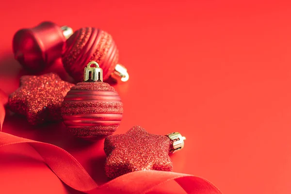 红色的圣诞装饰 红色背景上的圣诞灯泡 — 图库照片