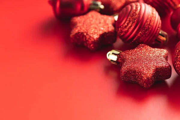 Kırmızı Noel Süslemesi Kırmızı Arka Planda Noel Ampulleri — Stok fotoğraf