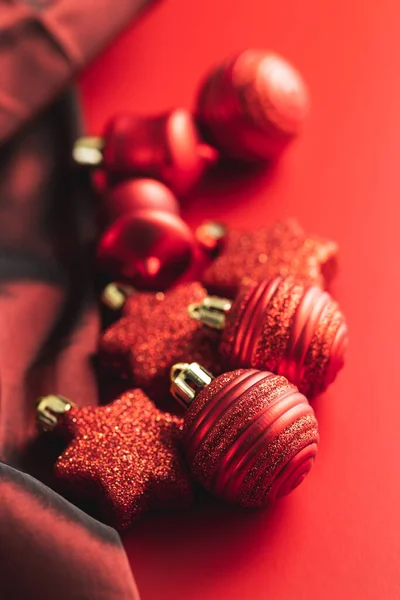 Κόκκινη Χριστουγεννιάτικη Διακόσμηση Χριστουγεννιάτικες Λάμπες Στο Κόκκινο Φόντο — Φωτογραφία Αρχείου