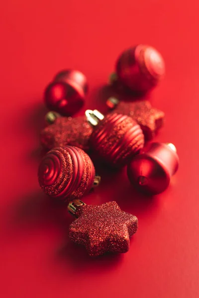Červená Vánoční Ozdoba Vánoční Žárovky Červeném Pozadí — Stock fotografie
