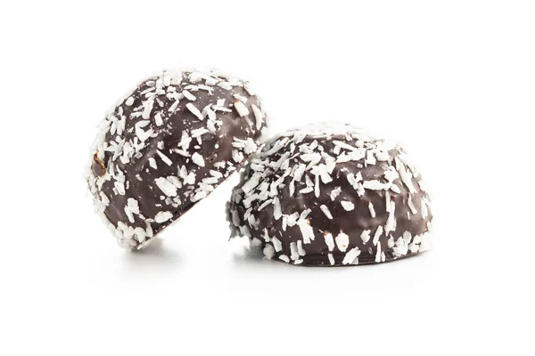 白い背景に隔離されたココナッツチョコレートボール — ストック写真
