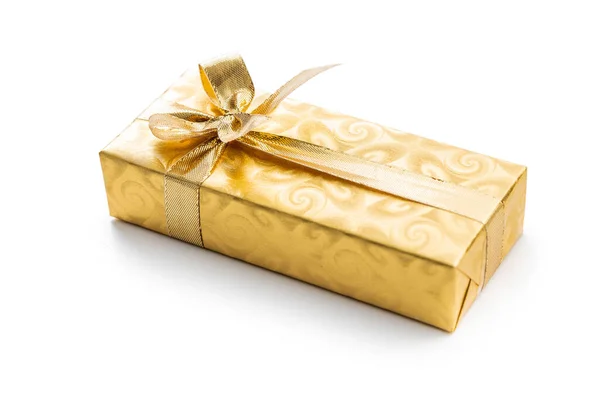 Presente Embrulhado Folha Ouro Presente Natal Com Fita Ouro Isolada — Fotografia de Stock