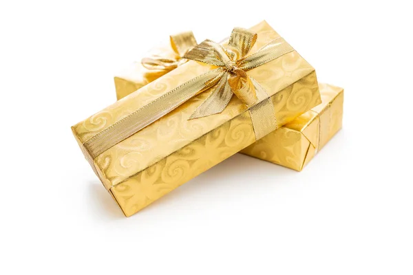Presente Embrulhado Folha Ouro Presente Natal Com Fita Ouro Isolada — Fotografia de Stock