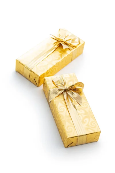 用金箔包裹的礼物 白色背景上孤立的金色缎带圣诞礼物 — 图库照片