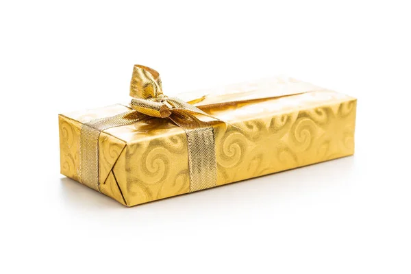 Gåva Förpackad Guldfolie Julklapp Med Guldband Isolerad Den Vita Bakgrunden — Stockfoto