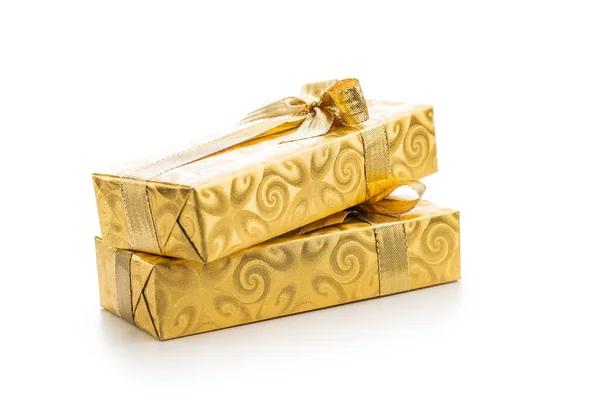 Gåva Förpackad Guldfolie Julklapp Med Guldband Isolerad Den Vita Bakgrunden — Stockfoto