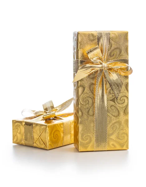 Подарок Золотой Фольге Рождественский Подарок Золотой Лентой Изолированы Белом Фоне — стоковое фото