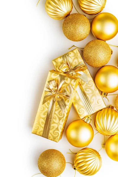 Δώρο Τυλιγμένο Χρυσό Αλουμινόχαρτο Και Μπάλες Χριστουγέννων Διακόσμηση Χριστουγέννων Που — Φωτογραφία Αρχείου