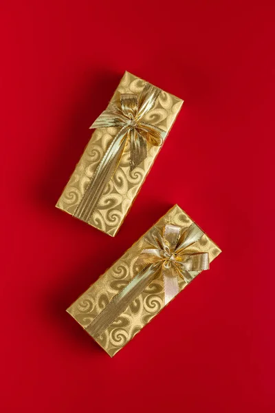 Geschenk Goldfolie Verpackt Weihnachtsgeschenk Mit Goldenem Band Auf Rotem Hintergrund — Stockfoto