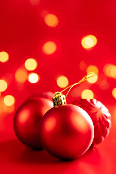 Bolas Navidad Decoración Navidad Sobre Fondo Rojo — Foto de Stock