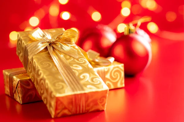 Regalo Navidad Oro Fondo Rojo — Foto de Stock