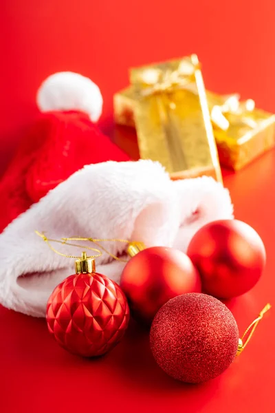 Bolas Navidad Sombrero Santa Decoración Navideña Sobre Fondo Rojo — Foto de Stock