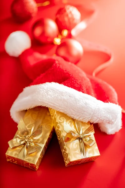 Regalo Navidad Oro Sombrero Santa Rojo Fondo Rojo — Foto de Stock
