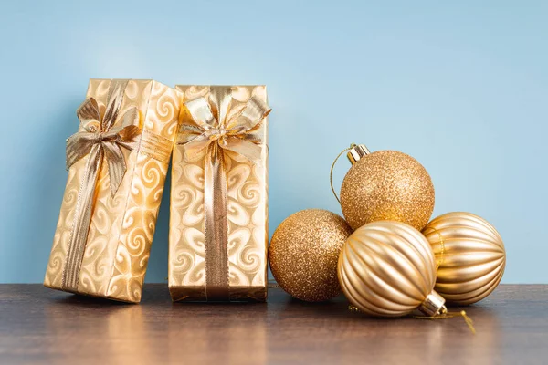 Dos Regalos Navidad Oro Bolas Navidad Mesa Ante Pared Azul — Foto de Stock