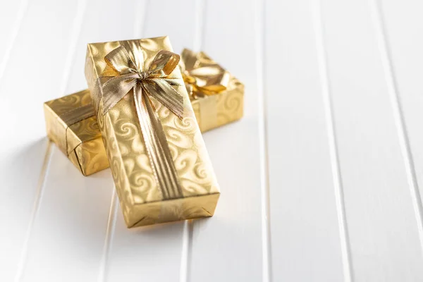 Geschenke Goldpapier Mit Goldener Schleife Auf Dem Weißen Tisch — Stockfoto